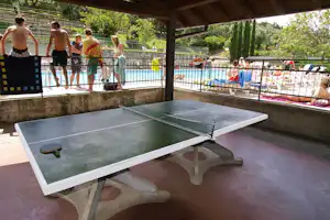 Camping Brione - Tischtennis am Poolbereich vom Campingplatz