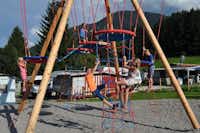 Camping Brixen im Thale - Kinder spielen auf einem Klettergerüst auf dem Spielplatz