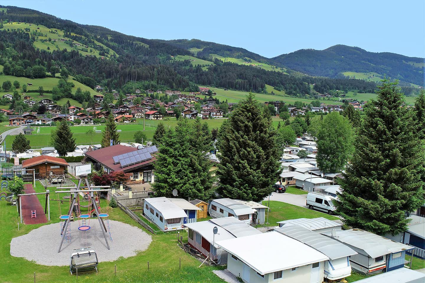 Camping Brixen im Thale - Luftaufnahme auf den Campingplatz mit Spielplatz an der Seite 