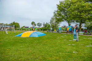 EuroParcs Markermeer Camping Broekerhaven - Kinderspielplatz mit Hüpfburg