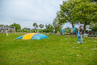 EuroParcs Markermeer  Camping Broekerhaven - Kinderspielplatz mit Hüpfburg