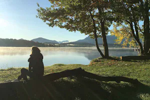 Camping Brugger am Riegsee - Camper am See mit Blick auf die Berge