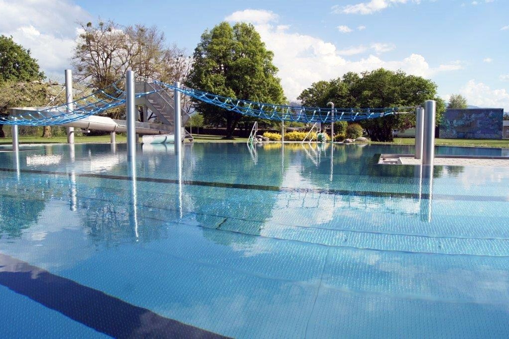 Camping Bruggerhorn - Der Swimmingpool mit Kletternetzen und Rutsche auf dem Campingplatz