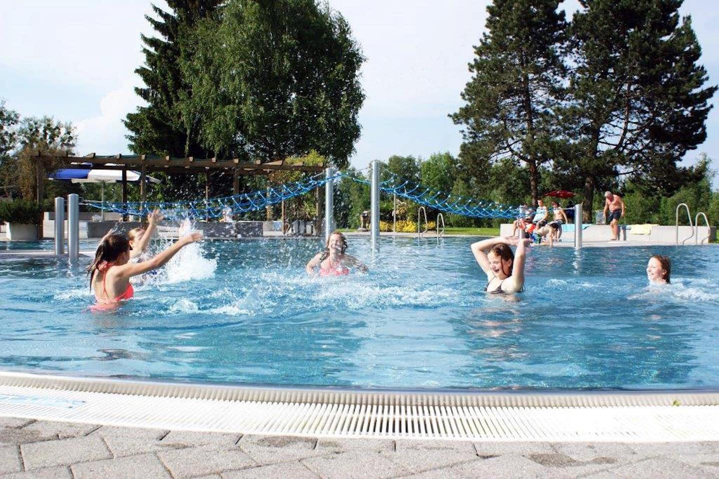 Camping Bruggerhorn - badende Camper im Swimmingpool auf dem Campingplatz