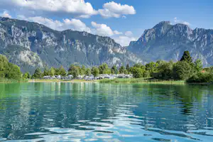 Camping Brunnen - Blick auf den See mit Bergen im Hintergrund