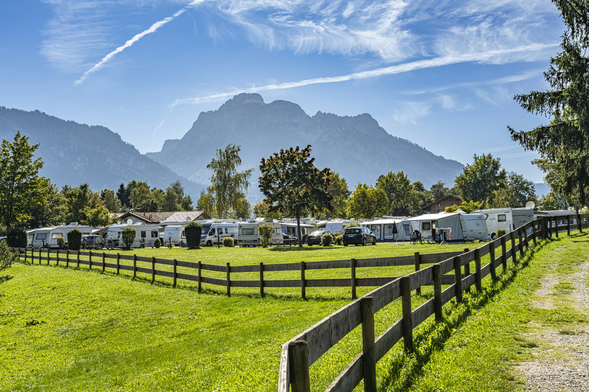 Camping Brunnen - Wohnmobil- und Wohnwagenstandplätze auf der Wiese