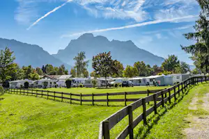 Camping Brunnen - Wohnmobil- und Wohnwagenstandplätze auf der Wiese