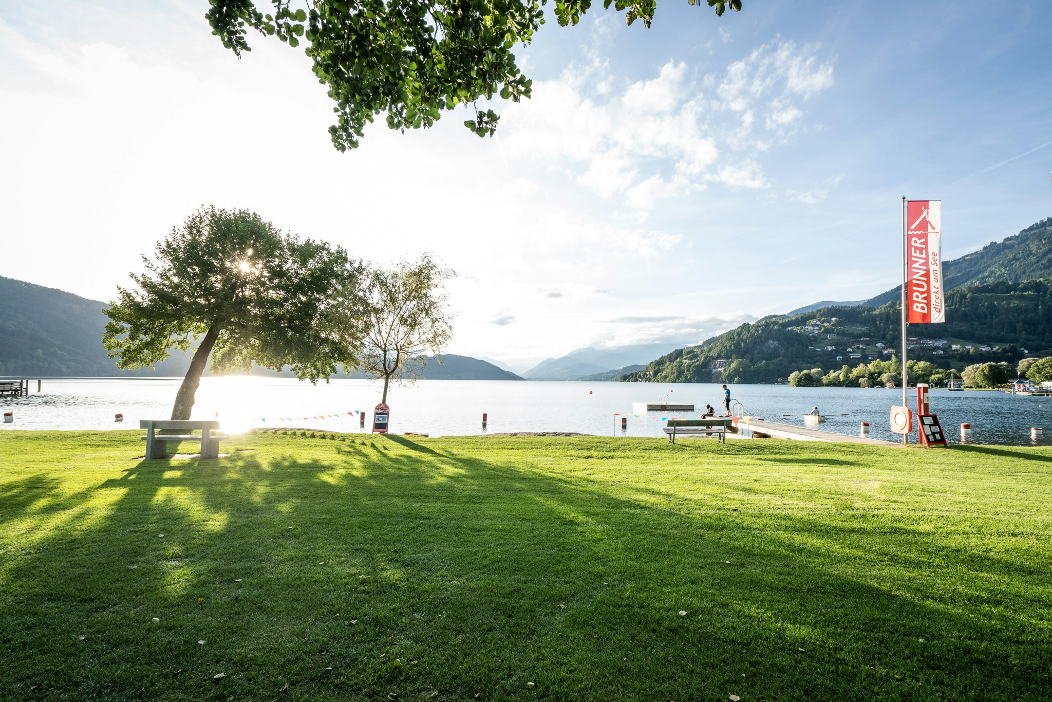 Camping Brunner am See - Blick auf die Liegewiese am Campingplatz