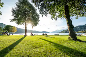 Camping Brunner am See - Blick auf die Wiese am See