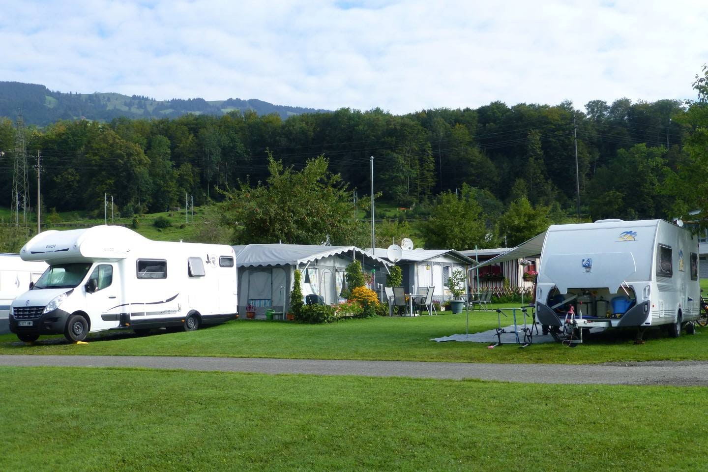 Camping Buchenhof - Wohnwagen und Wohnmobile auf dem Campingplatz