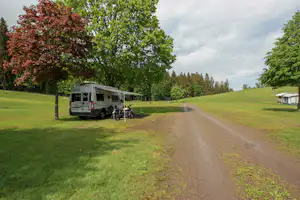 Camping Bühlhof - Wohnmobil auf dem Wohnwagen- und Zeltstellplatz vom Campingplatz im Schatten von Bäumen
