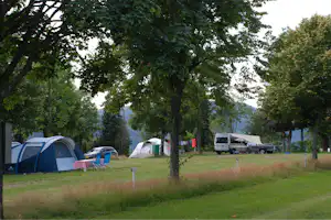 Camping Bühlhof - Wohnwagen- und Zeltstellplatz vom Campingplatz auf grüner Wiese
