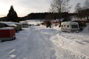 Camping Bühlhof - schneebedeckter Stellplatz vom Campingplatz im Winter