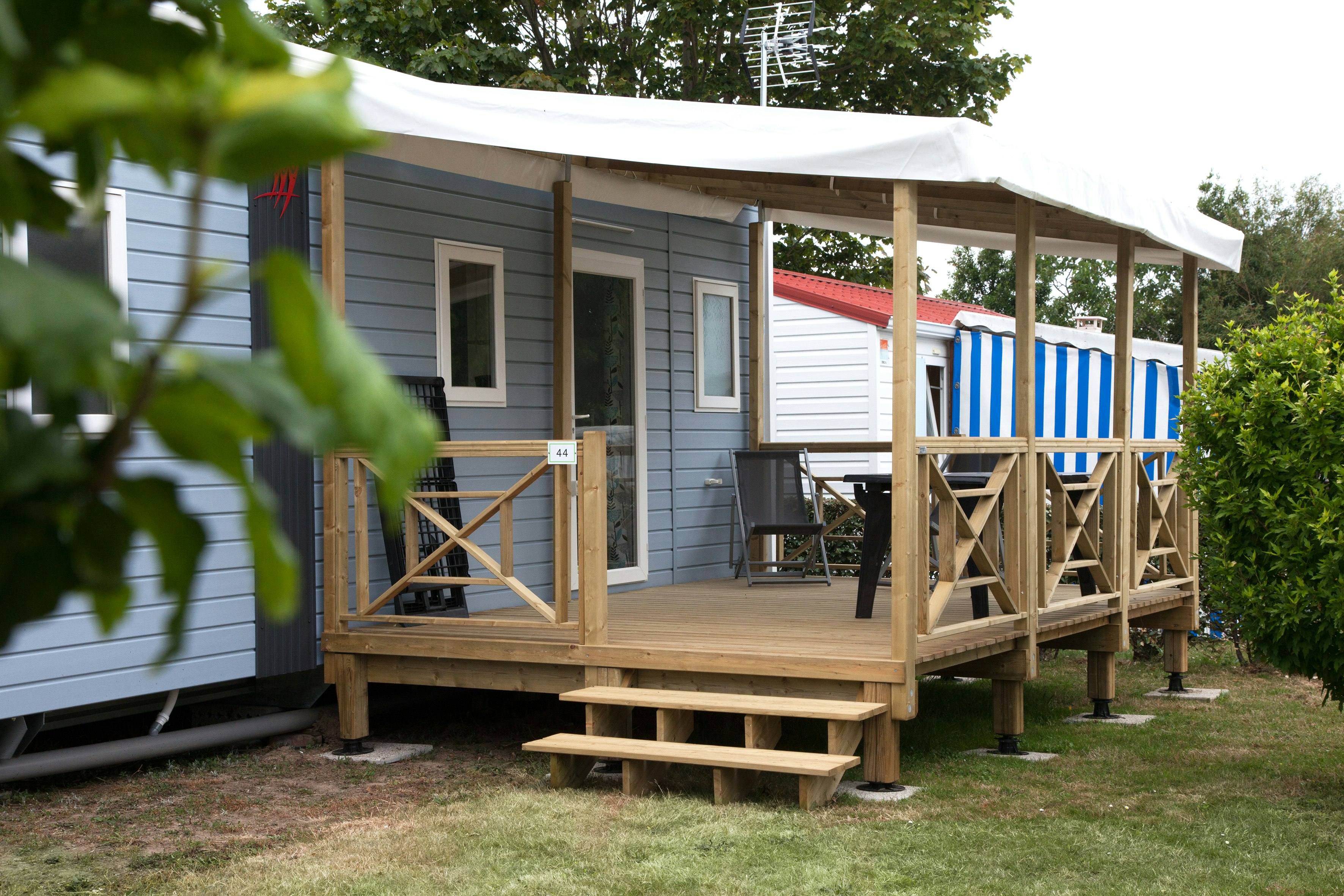 Camping Bugeau - Außenansicht eines Mobilheims mit Terrasse