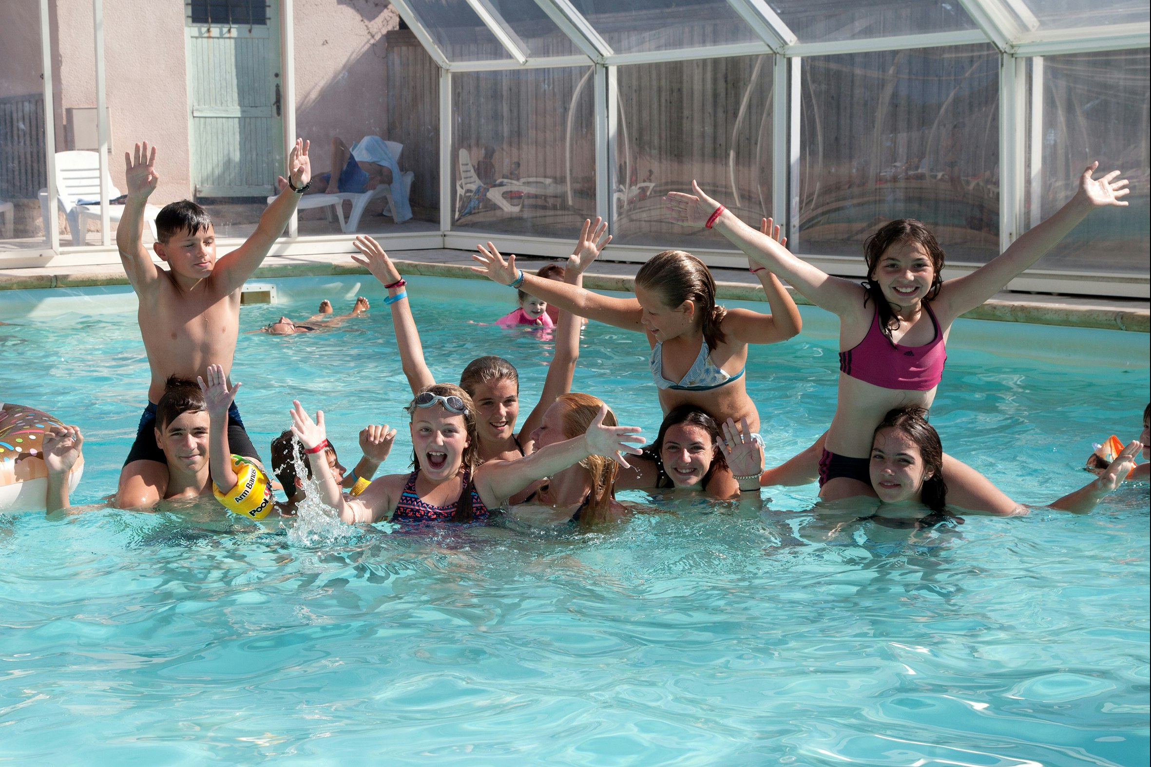 Camping Bugeau - Camper im Pool auf dem Campingplatz
