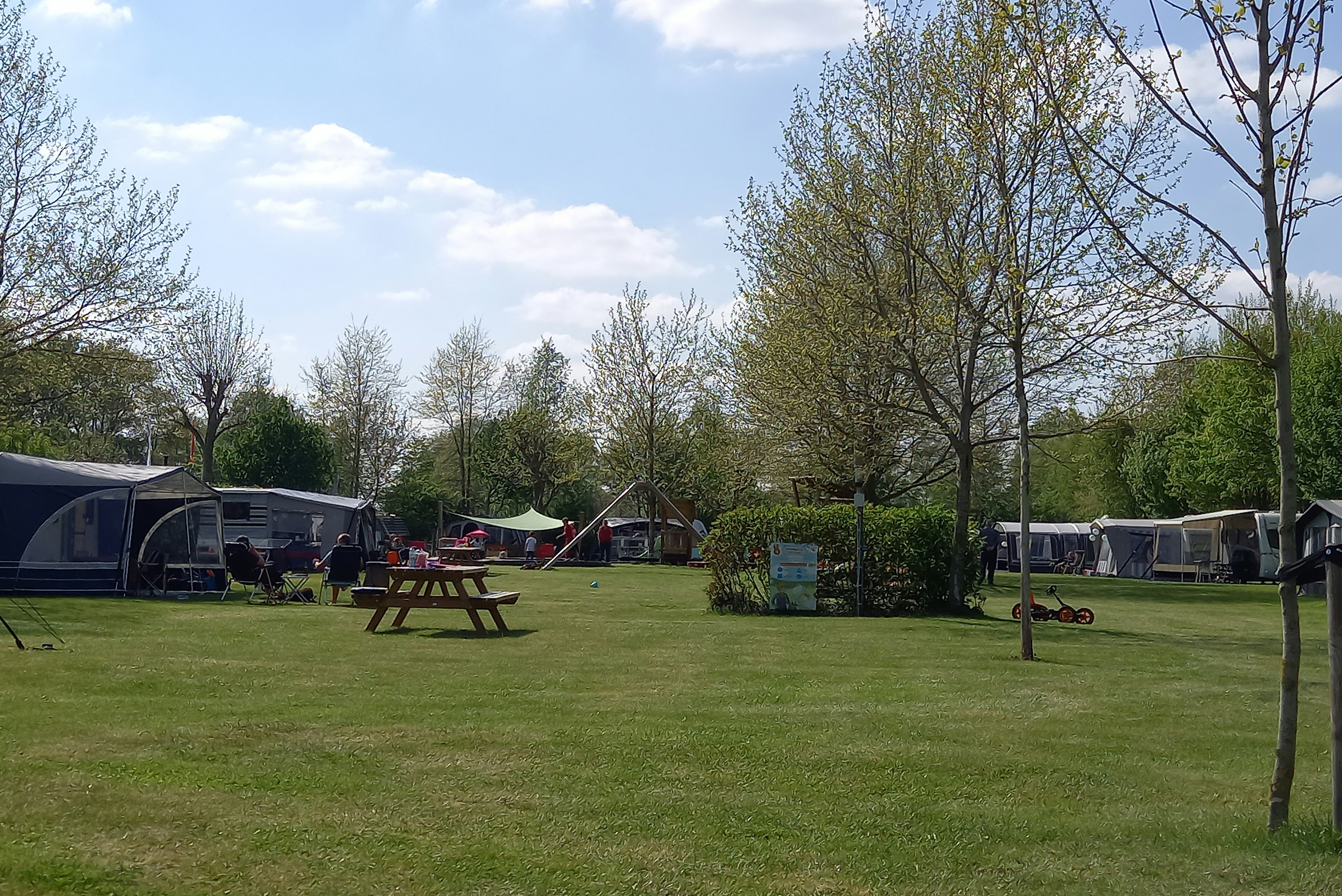 Camping Buitenplaats Drenthe - Standplätze auf der Wiese auf dem Campingplatz