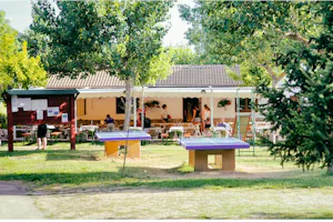 Camping Bungalowpark Isábena - Gebäude des Campingplatzes mit Tischtennisplatten und Rutsche davor