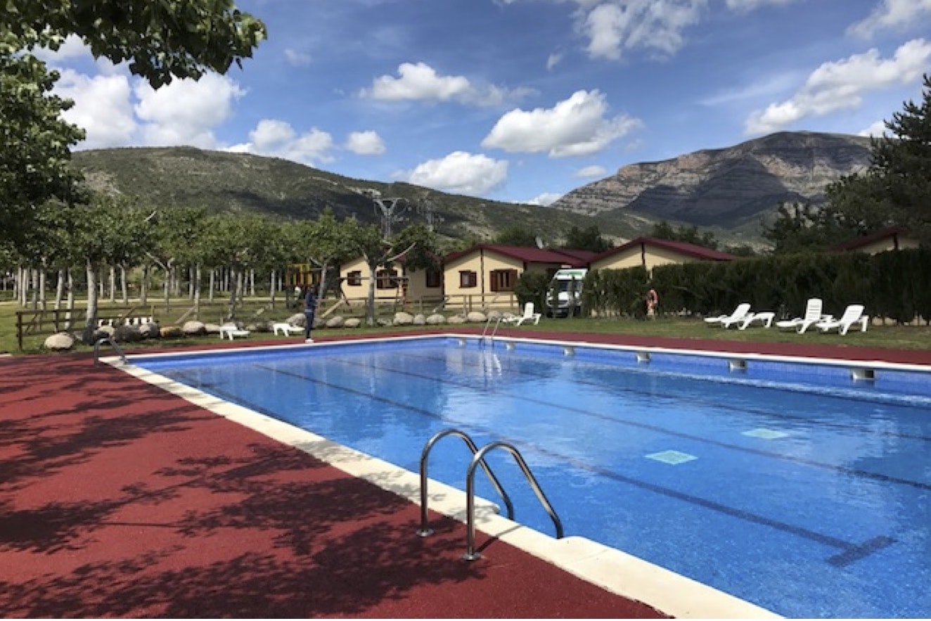Camping Bungalowpark Isábena - Swimmingpool mit Sonnenliege