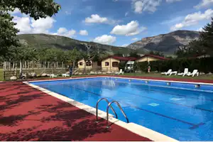 Camping Bungalowpark Isábena - Swimmingpool mit Sonnenliege