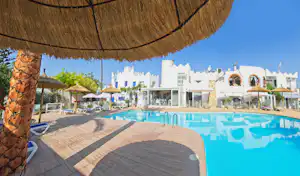 Camping & Bungalows Estanyet - Poolbereich mit Sonnenliegen
