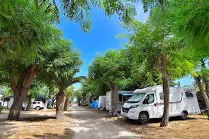 Camping & Bungalows Estanyet - Wohnwagen- und Wohnmobilstellplätzen zwischen Bäumen
