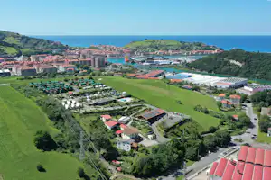 Camping & Bungalows Zumaia - Luftaufnahme des Campingplatzes