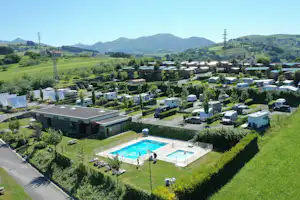 Camping & Bungalows Zumaia - Luftaufnahme des Campingplatzes