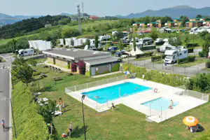 Camping & Bungalows Zumaia - Blick auf den Pool auf dem Campingplatz