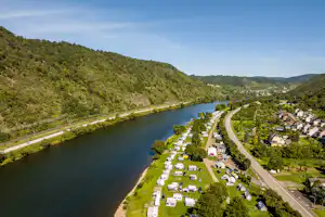 Häppy Life - Mosel Camping Burgen - Campingplatz am Fluss aus der Vogelperspektive