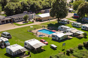 Häppy Life - Mosel Camping Burgen - Luftaufnahme der Standplatzwiese auf dem Campingplatz