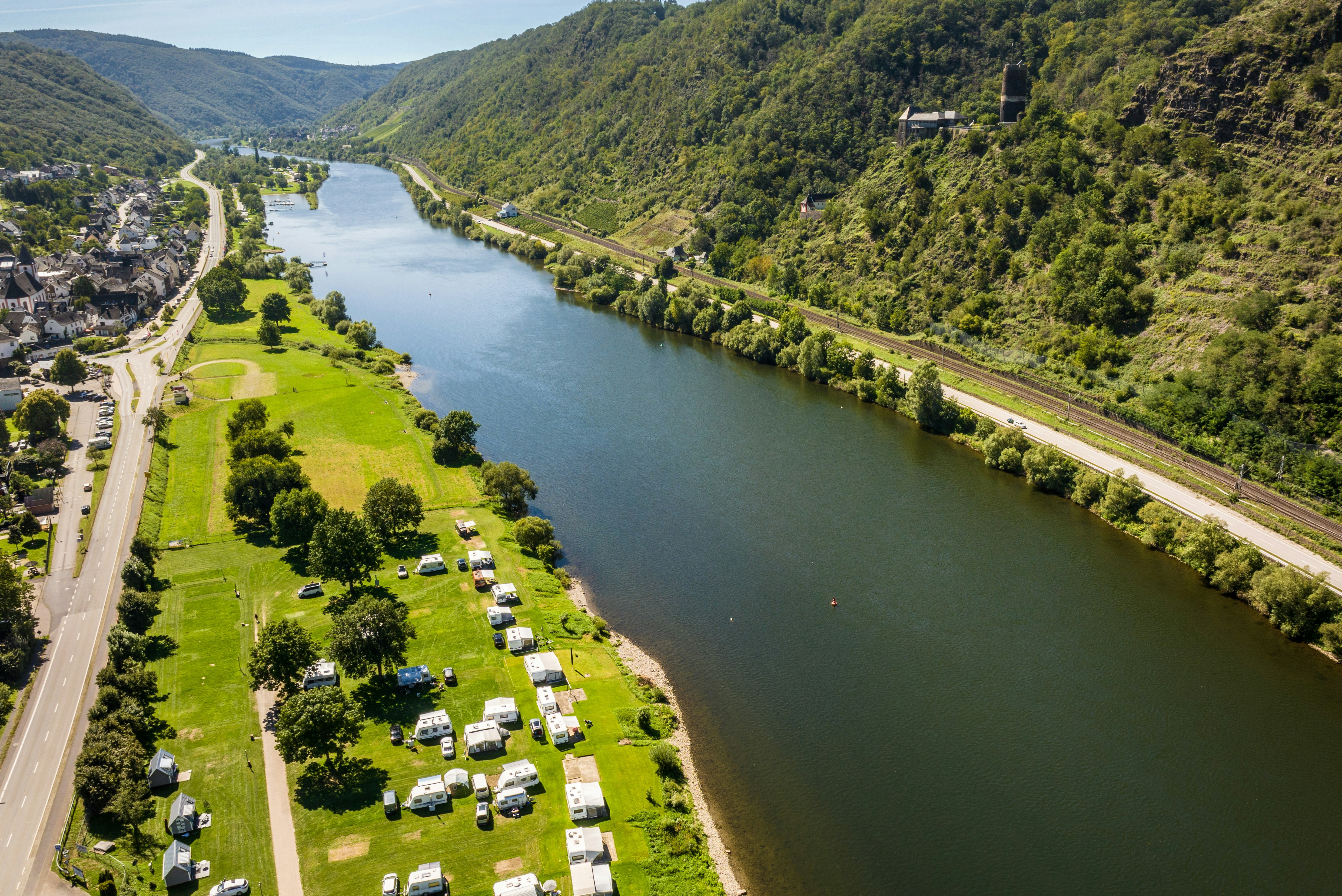 Häppy Life - Mosel Camping Burgen  - Luftaufnahme des Campingplatzes am Fluss