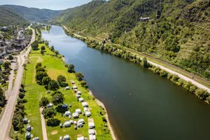 Häppy Life - Mosel Camping Burgen - Luftaufnahme des Campingplatzes am Fluss
