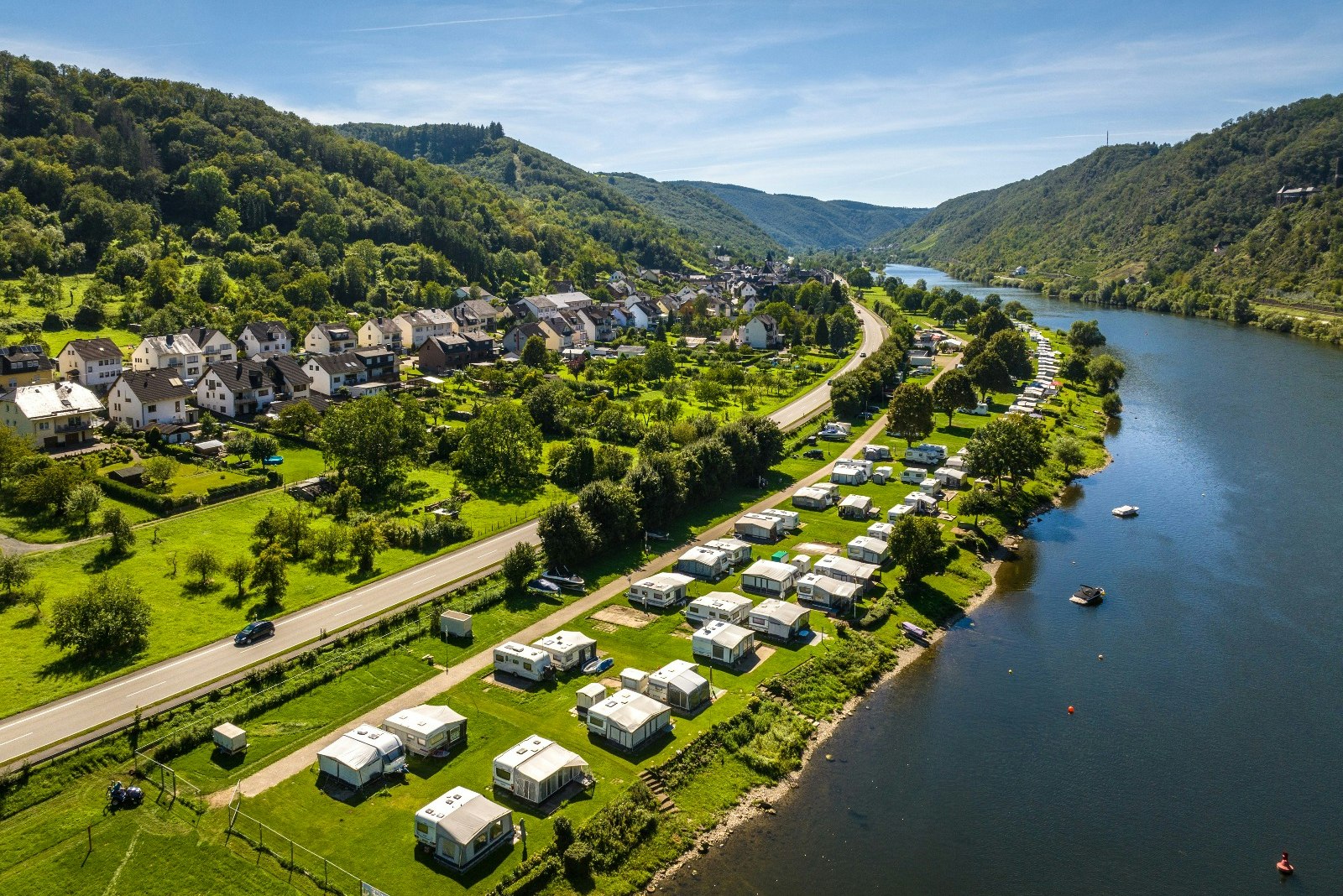 Häppy Life - Mosel Camping Burgen  - Luftaufnahme des Campingplatzes