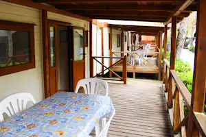 Camping Burlamacco - Veranden von den Mobilheimen auf dem Campingplatz mit Esstischen