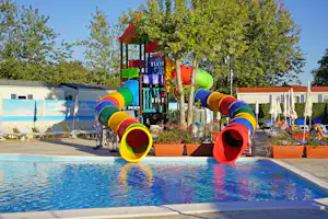 Camping Butterfly - Kinderschwimmbecken mit Rutschen