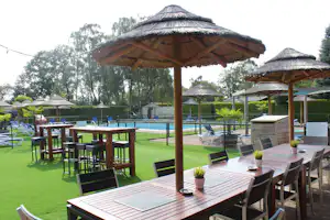 Camping Buytenplaets Boekelo - Poolbereich auf dem Campingplatz und Restaurant