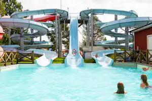 Camping Byske Havsbad - Campingplatz mit Pool,Wasserrutsche, Liegestühlen und Sonnenschirmen