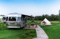 Camping Ca' Savio - Chrom Wohnwagen im fünfziger Jahre Stil mit Holzterrasse 