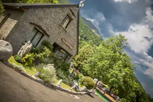 Camping Cabaliros - Gebäude des Campingplatzes mit Wohnwagen im Hintergrund