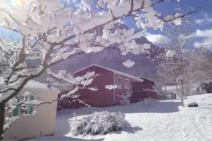Camping Cabaliros - Holzhütten mit Veranda auf dem Campingplatz im Winter