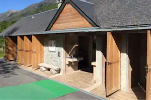Camping Cabaliros - Sanitärbereich des Campingplatzes von aussen
