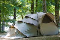 Camping Cabaliros - Zelt auf einem Stellplatz zwischen Bäumen