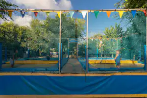 Camping Caballo de Mar - Kinder auf dem Trampolin vom Campingplatz