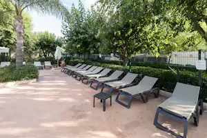 Camping Caballo de Mar - Liegestühle am Pool vom Campingplatz