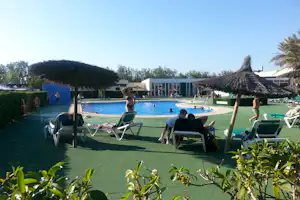 Camping Cabo de Gata - Camper am Pool vom Campingplatz mit Sonnenschirmen und Liegestühlen