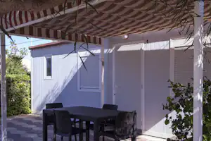 Camping Cabo de Gata - Mobilheim vom Campingplatz mit Esstisch auf der Veranda