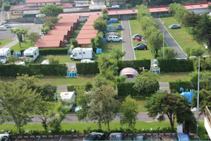 Camping Cabo Mayor - Blick von oben auf die Zeltwiese, den Wohnwagenstellplatz und einige Bungalows