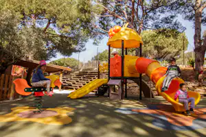 Camping Cabopino - Kinder spielen auf dem Kinderspielplatz mit Rutsche