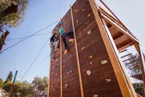 Camping Cabopino - Kletterwand mit Kindern