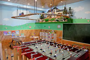 Camping Cadí Vacances - Spielzimmer für Kinder mit Tischkicker im Vordergrund